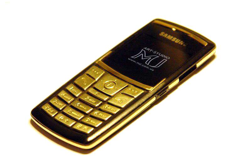 MJ - Luxury Samsung x820 Super Slim - Gold Phone 750 - 18 Carat, Inlaid Diamonds